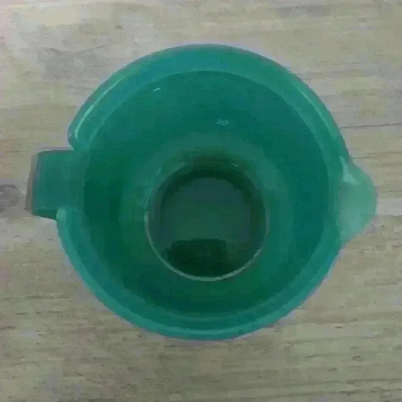 Tupperware green  creamer 2309A - no lid - Picture 3 of 4